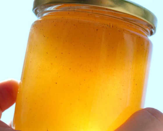 Warum wird Honig fest und hat das etwas mit seiner Qualität zu tun?